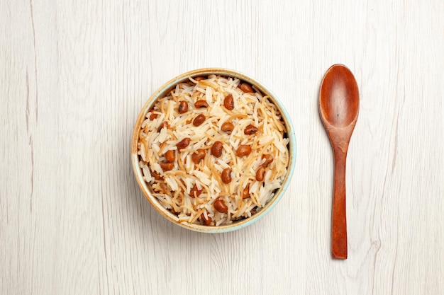 Vista superior deliciosos fideos cocidos con frijoles en la comida de escritorio blanco cocinar pasta de plato de frijoles