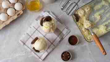 Foto gratuita vista superior deliciosos helados y galletas