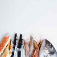 Foto gratuita vista superior deliciosos mariscos en la mesa