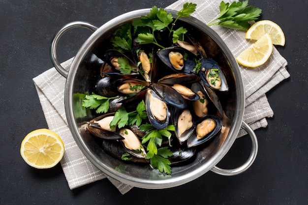 Vista superior deliciosos mejillones con perejil