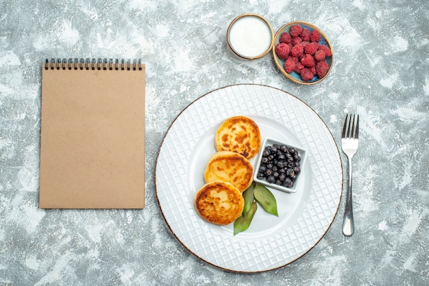 Foto gratuita vista superior deliciosos muffins con bayas sobre fondo claro