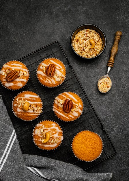 Vista superior de deliciosos muffins con nueces en rejilla de enfriamiento