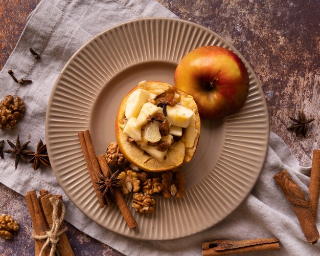 Vista superior con deliciosos palitos de manzana y canela