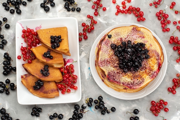 Foto gratuita una vista superior deliciosos panqueques deliciosos con arándanos y arándanos