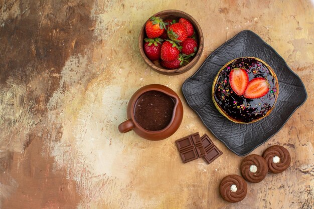 Vista superior deliciosos panqueques con galletas y frutas en el escritorio de madera