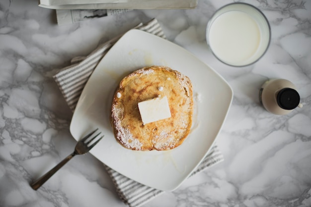 Foto gratuita vista superior deliciosos panqueques con leche