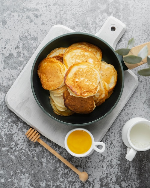 Foto gratuita vista superior deliciosos panqueques y miel.