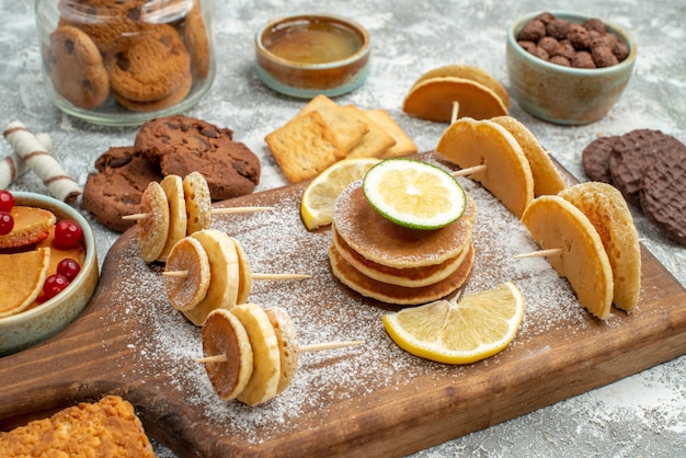 Foto gratuita vista superior de deliciosos panqueques con varios ingredientes