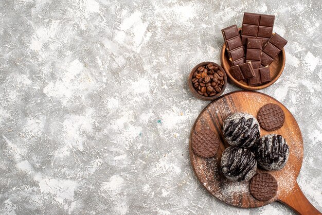 Vista superior de deliciosos pasteles de bolas de chocolate con galletas sobre superficie blanca clara