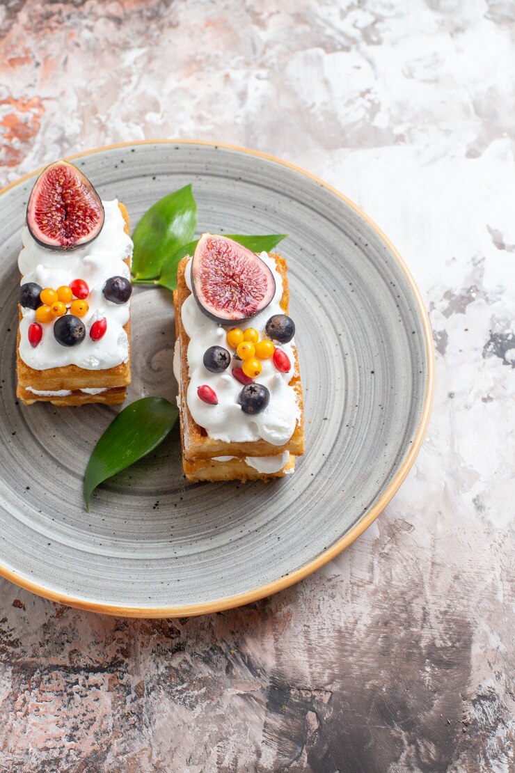 Foto gratuito vista superior deliciosos pasteles cremosos con frutas frescas sobre fondo claro