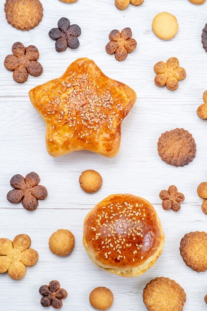 Vista superior de deliciosos pasteles dulces con deliciosas galletas en luz, galleta de pastelería, azúcar dulce