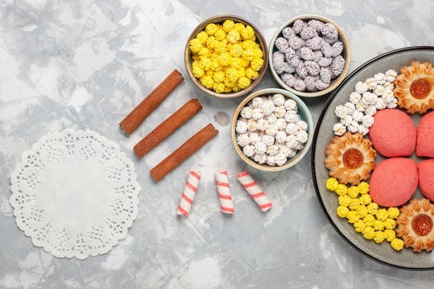 Foto gratuita vista superior deliciosos pasteles con galletas y dulces sobre fondo blanco pastel de azúcar hornear pastel de galletas galleta de té