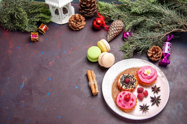 Foto gratuita vista superior de deliciosos pasteles con macarons franceses en negro