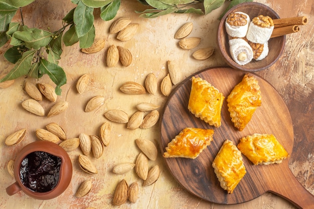 Vista superior de deliciosos pasteles de nueces con nueces sobre un fondo de madera