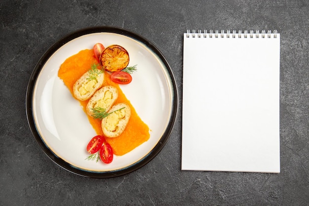 Vista superior deliciosos pasteles de papa con calabaza dentro de la placa en el horno de escritorio gris horneado plato de color rebanada de cena