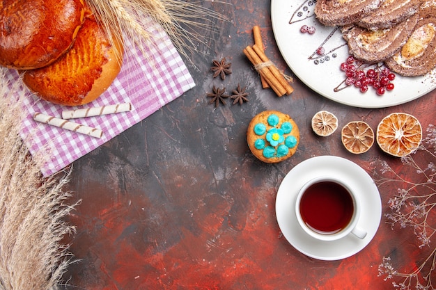 Vista superior de deliciosos pasteles en rodajas con frutos rojos