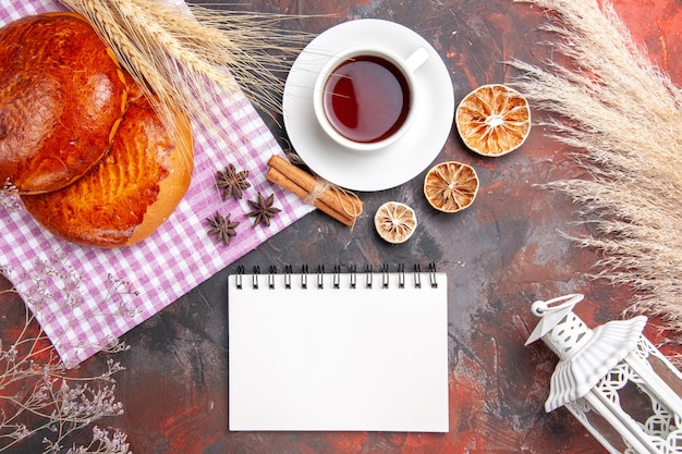 Vista superior de deliciosos pasteles en rodajas con frutos rojos