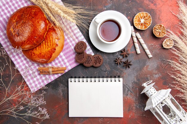 Vista superior de deliciosos pasteles en rodajas con frutos rojos