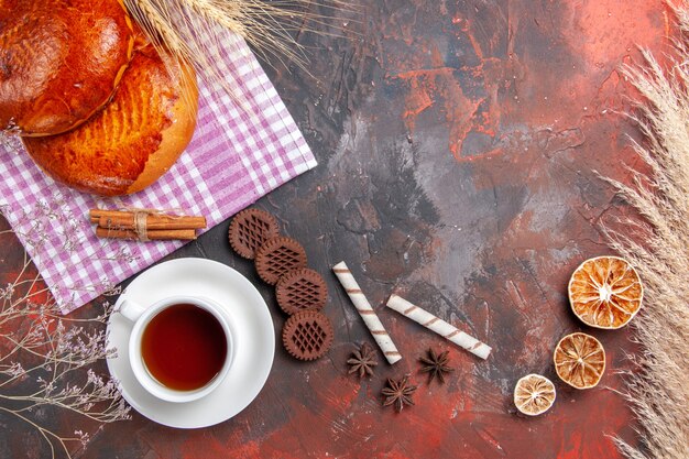 Vista superior de deliciosos pasteles en rodajas con frutos rojos