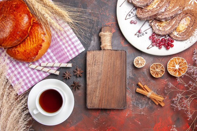 Vista superior de deliciosos pasteles en rodajas con frutos rojos