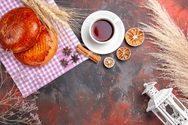 Vista superior de deliciosos pasteles en rodajas con frutos rojos