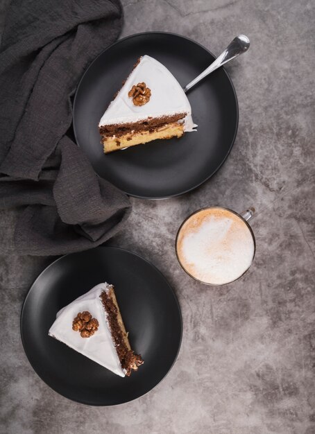 Vista superior deliciosos pedazos de pastel con café
