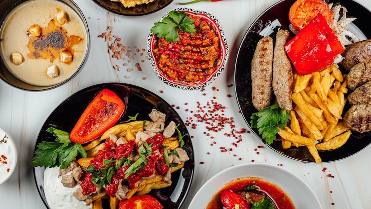 Foto gratuito vista superior de deliciosos platos gourmet con diferentes verduras y carnes.