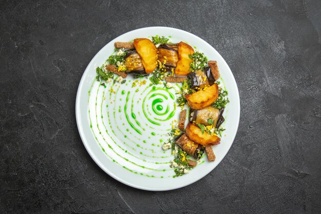 Vista superior deliciosos rollos de berenjena con papas al horno dentro de la placa en el fondo oscuro plato comida cena rollo papa vegetal