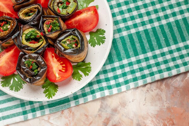 Foto gratuita vista superior deliciosos rollos de berenjena con tomates y verduras