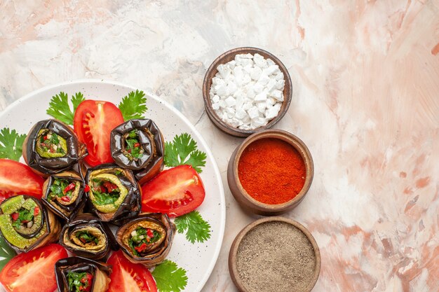 Vista superior deliciosos rollos de berenjena con verduras y tomates