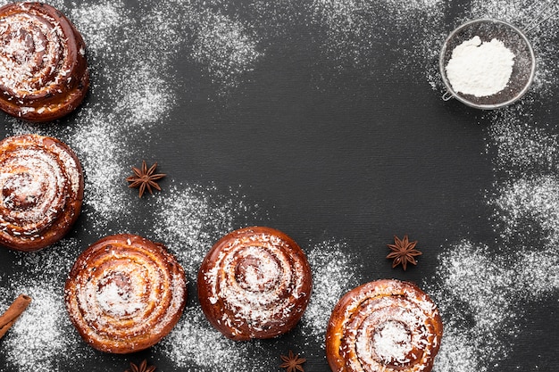 Vista superior de deliciosos rollos de canela con espacio de copia