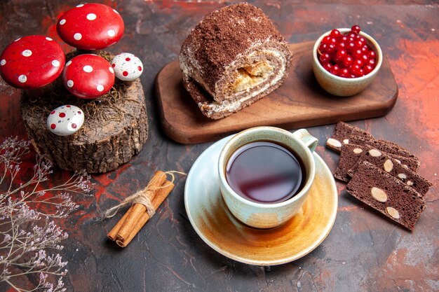 Vista superior deliciosos rollos de galletas dentro de la placa sobre fondo oscuro