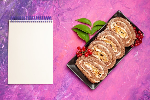 Vista superior de deliciosos rollos de galletas sobre fondo rosa