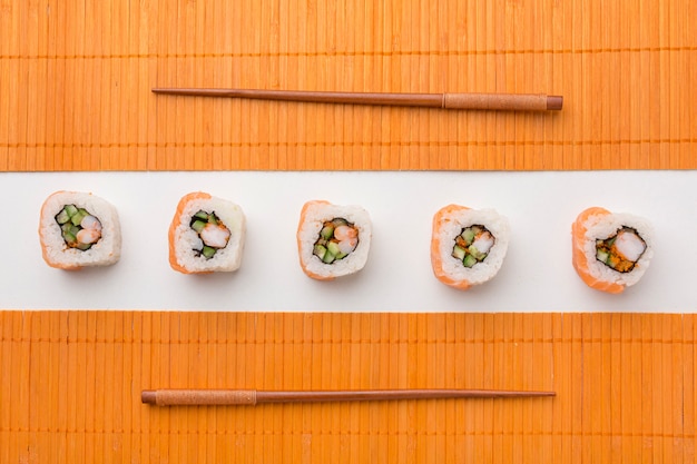 Foto gratuita vista superior deliciosos rollos de sushi en la mesa
