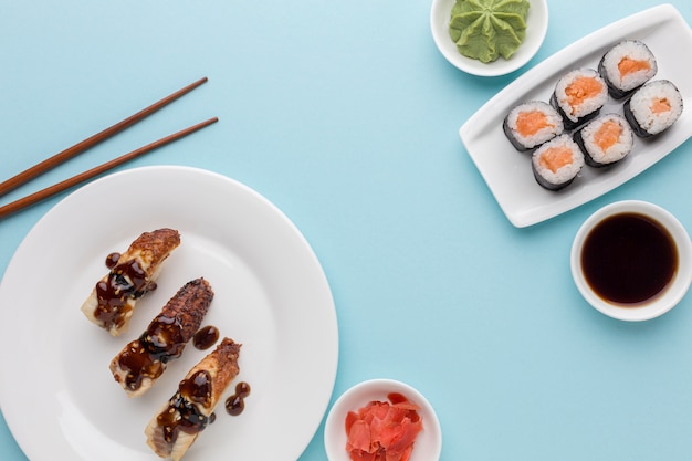 Foto gratuita vista superior deliciosos rollos de sushi con salsa de soja