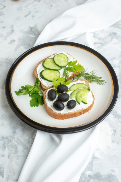 Vista superior deliciosos sándwiches con pepinos y aceitunas dentro de la placa fondo blanco salud comida horizontal comida pan almuerzo tostadas hamburguesa