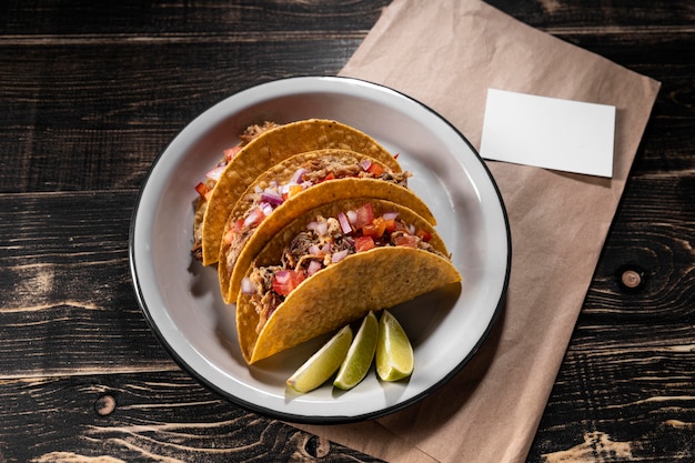 Foto gratuita vista superior deliciosos tacos en plato