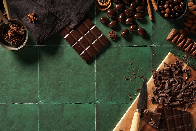 Vista superior deliciosos tipos de chocolate.