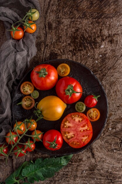 Vista superior deliciosos tomates en placa