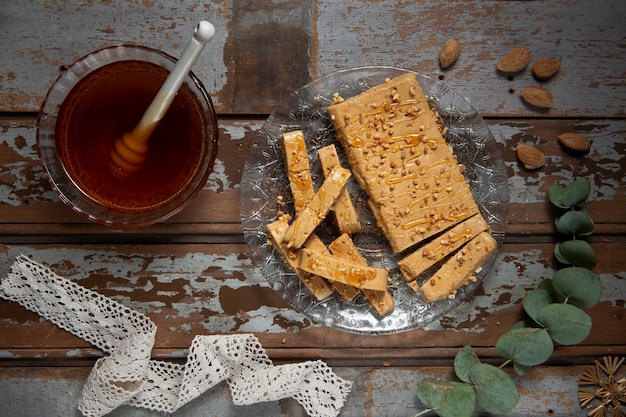 Foto gratuita vista superior deliciosos turrones y miel.