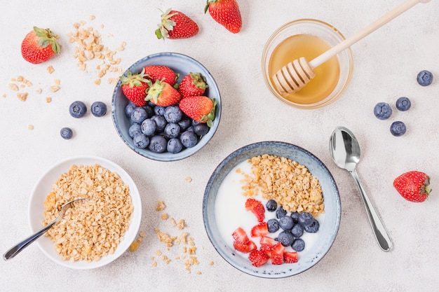 Vista superior desayuno con cereales y frutas.