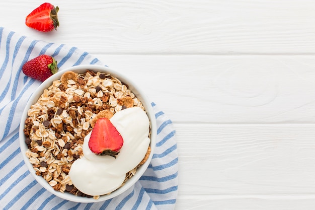 Foto gratuita vista superior desayuno con cereales