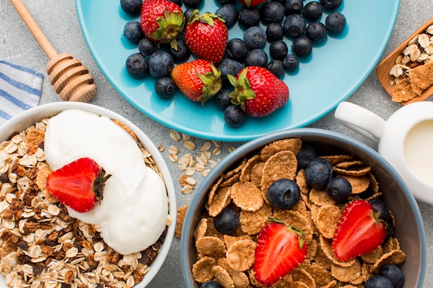 Foto gratuita vista superior desayuno con cereales