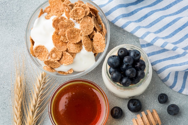 Foto gratuita vista superior desayuno con cereales