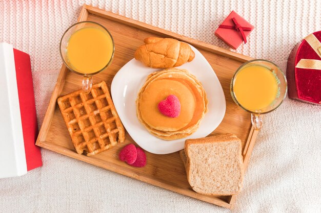 Vista superior desayuno para el día de san valentín