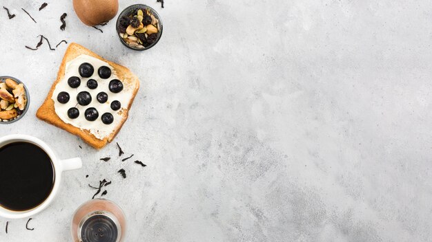 Foto gratuita vista superior del desayuno con espacio de copia