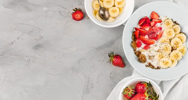 Vista superior desayuno saludable y frutas con espacio de copia
