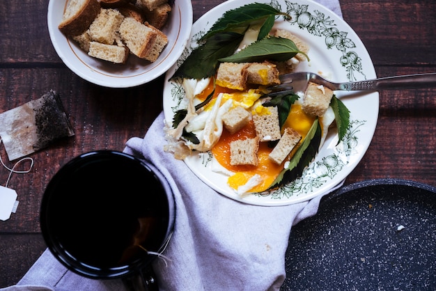 Foto gratuita vista superior del desayuno de té y huevo