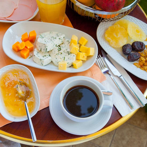 Vista superior desayuno turco con café, miel y otros.