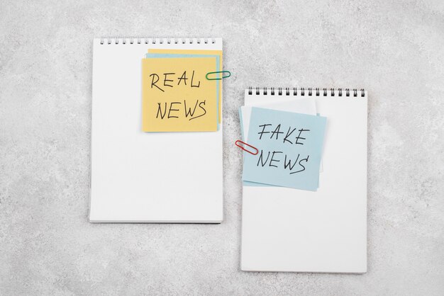 Vista superior detener el concepto de noticias falsas con post-its